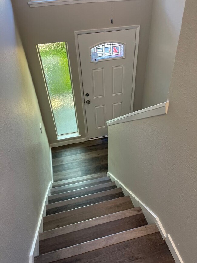 Foto del edificio - 3 BED 2.5 BATH WITH BONUS ROOM - EAST BREM...