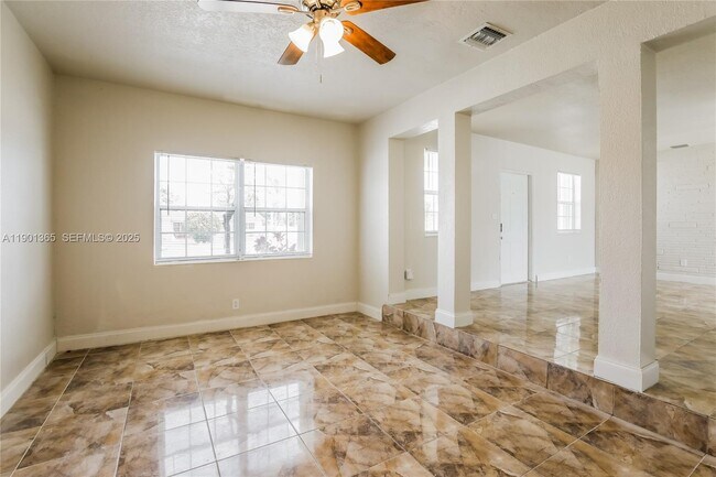 Foto del edificio - 900 NW 199th St