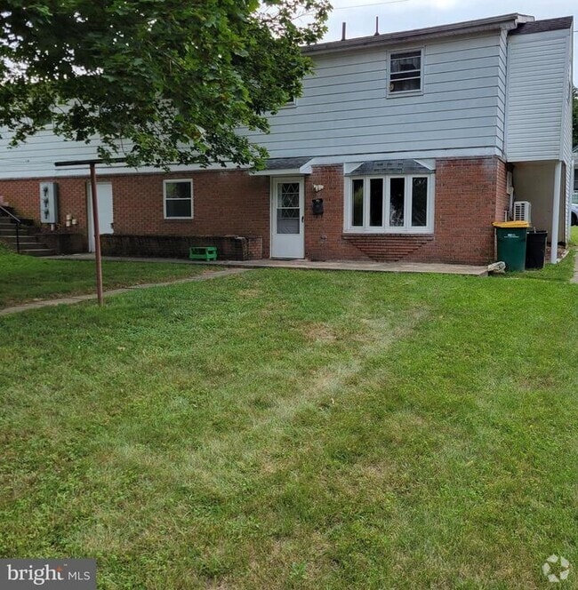 Building Photo - 826 Maple St