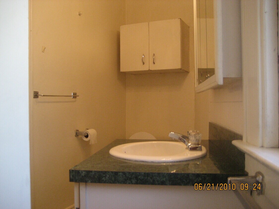 Primary Photo - 21 W State St