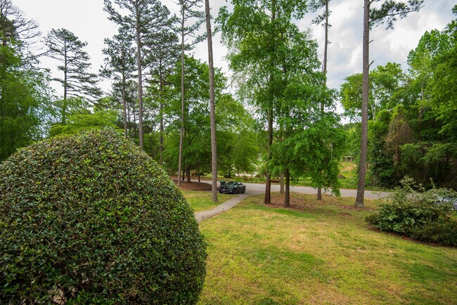 Foto del edificio - 303 Chesswood Dr