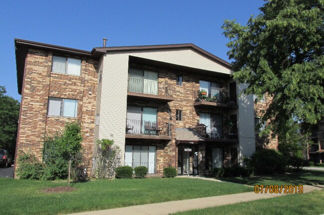 Building Photo - 14785 Lake View Dr