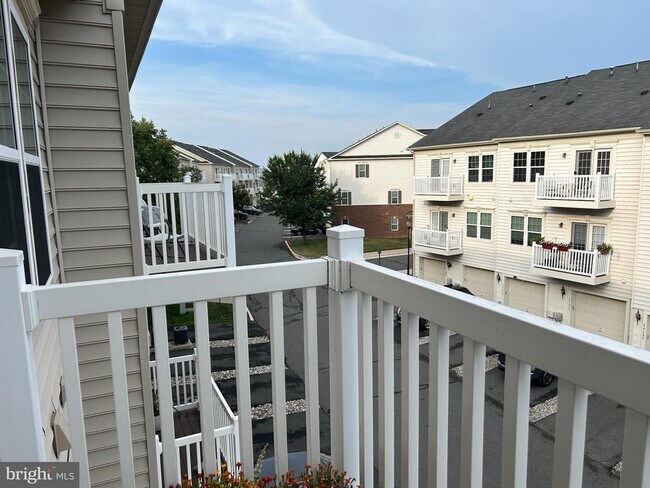 Foto del edificio - 24706 Hutchinson Farm Dr