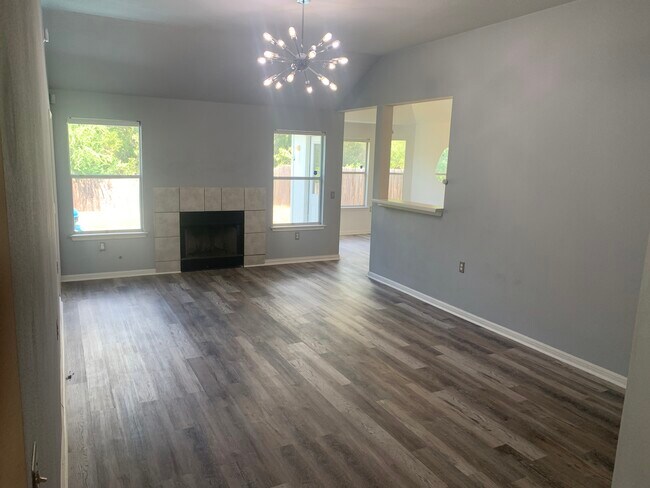 Living Room - 813 Sheraton Ave