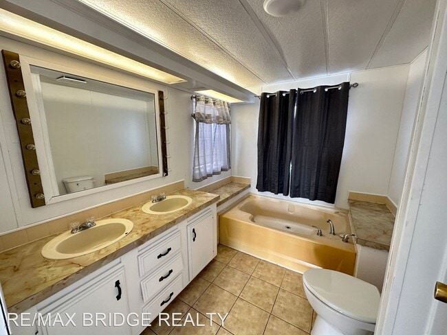Building Photo - 3 br, 2 bath House - 3890 E 6750 S