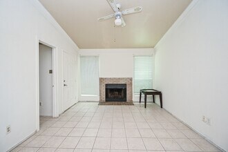 Building Photo - 3900 Woodchase Dr