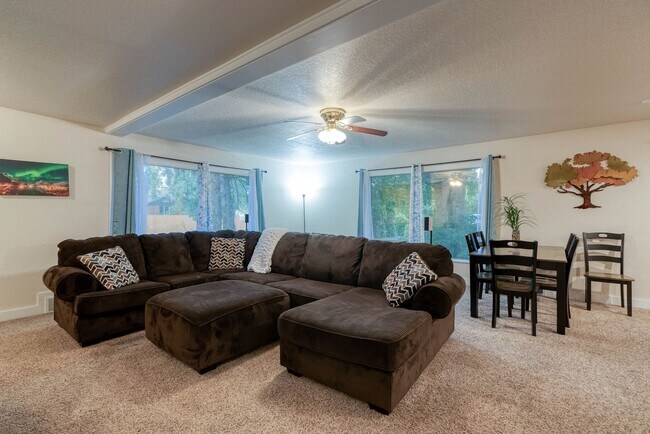 Foto del edificio - Fully Furnished 3BD + Den/2BA, Convenientl...