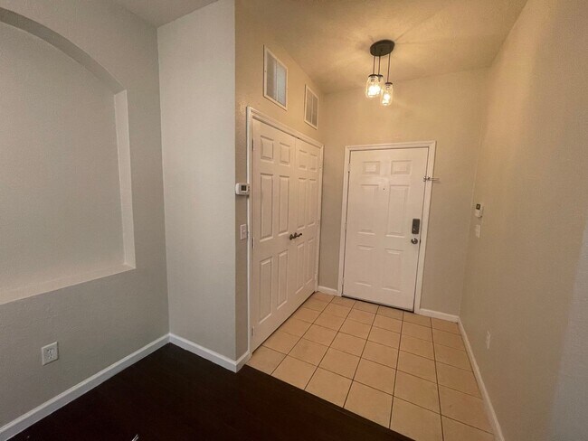 Building Photo - Affordable Elegance! 3 Bed 2 Bath Condo in...