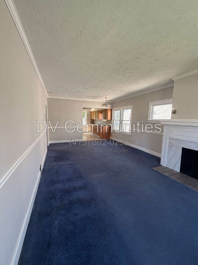 Building Photo - 9110 Rosewood Ave