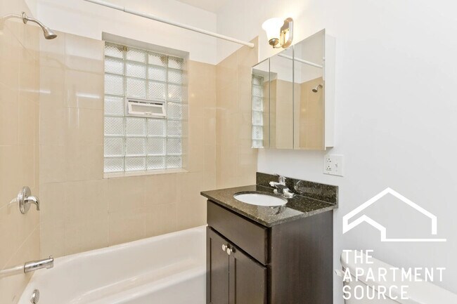 Building Photo - 4805-4811 N Wolcott Ave