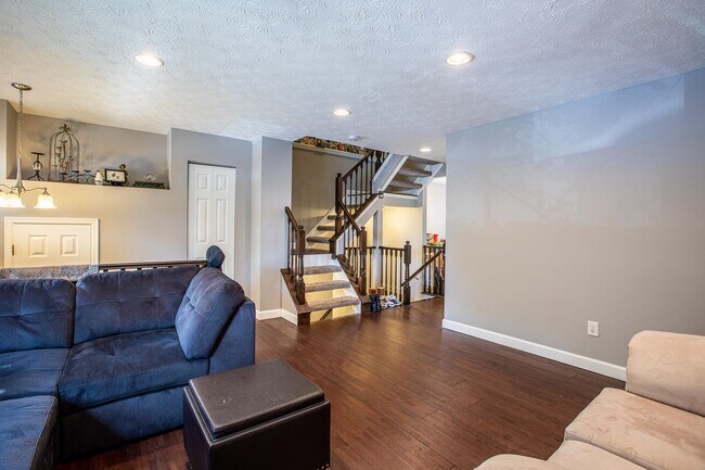 Building Photo - Charming 2 BR/2.5 BA Townhome in Chestnut ...