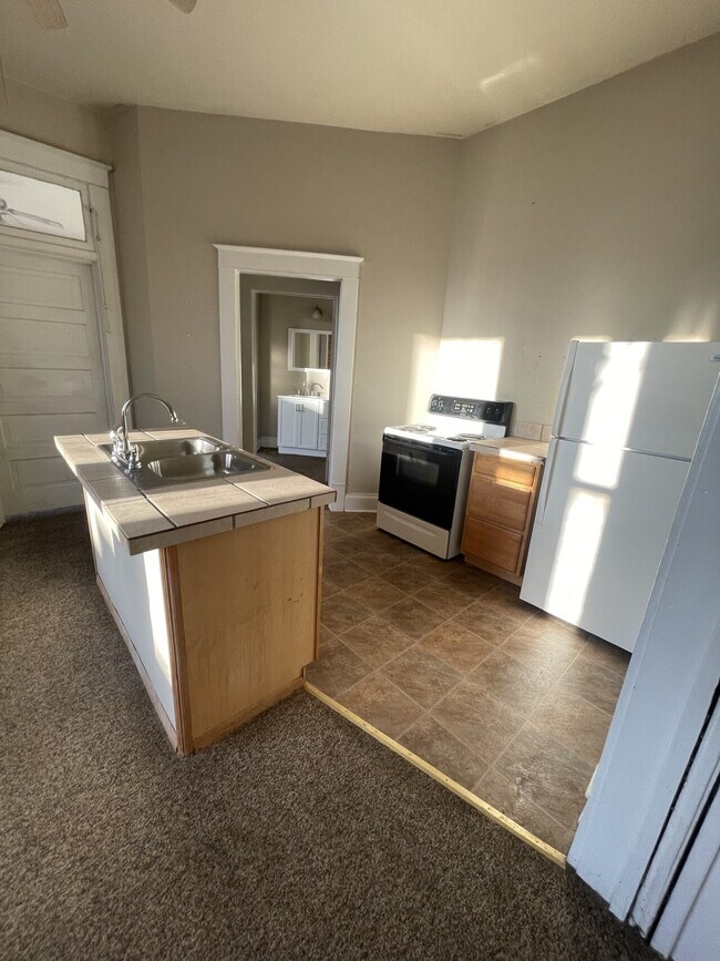 Building Photo - 1421 Penn Apts 1-4