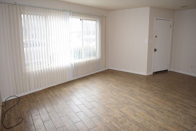 Foto del edificio - 6049 Northcrest Cir
