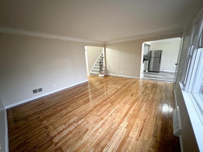 Building Photo - 4206 Redfern Rd
