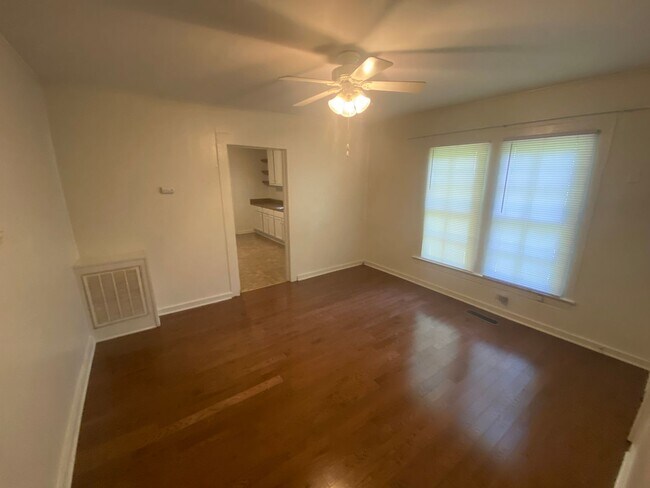 Foto del edificio - Big kitchen. Fenced yard. Walltown location. Under $1,300.