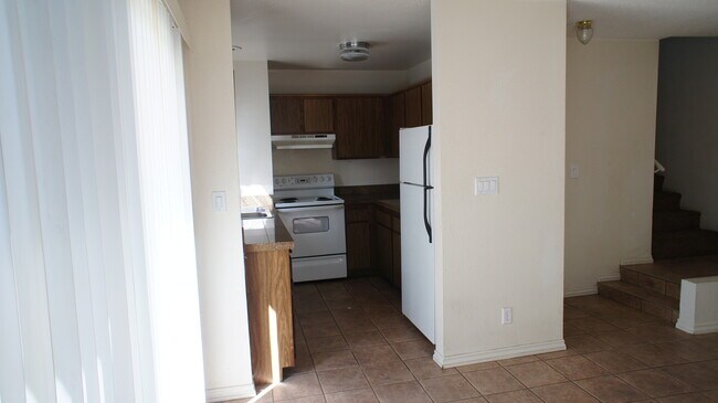 Foto del edificio - BRIGHT 2-BEDROOM CONDO NEAR LAS VEGAS LIVING