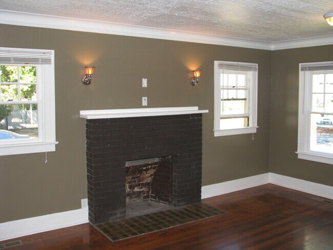 Building Photo - Three Bedroom in North Salem