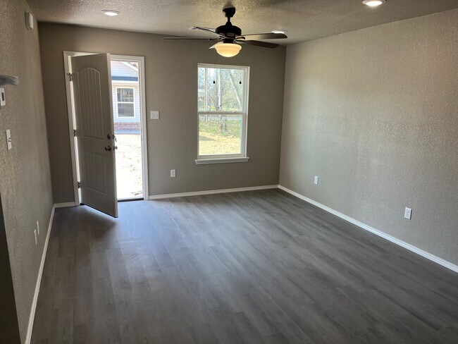 Building Photo - 222 W 8th Duplex