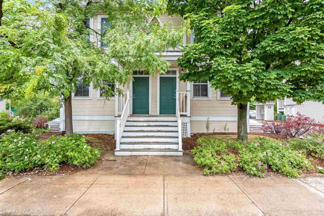 Primary Photo - Beautiful Townhouse on North Ave in Burlin...