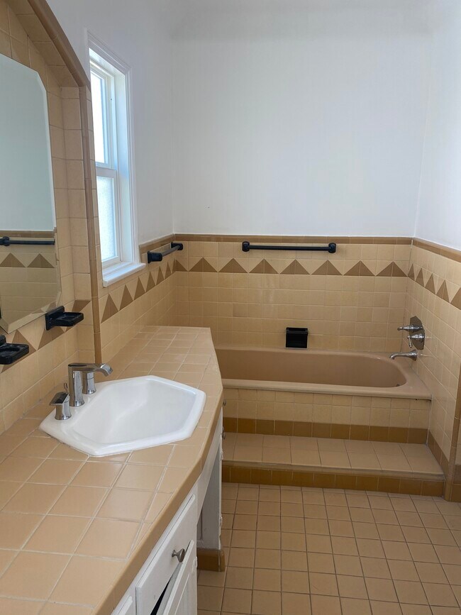 Baño - 841 S Shenandoah St