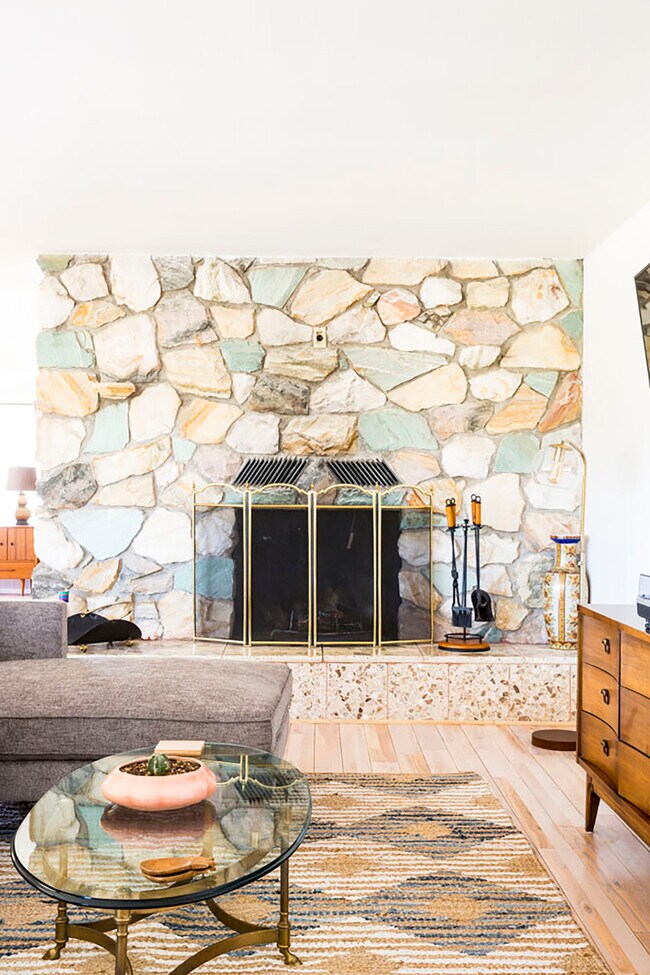 Building Photo - 56996 Crestview Dr