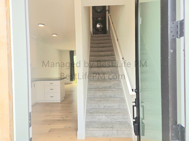 Foto del edificio - 310 NE 58th Ave