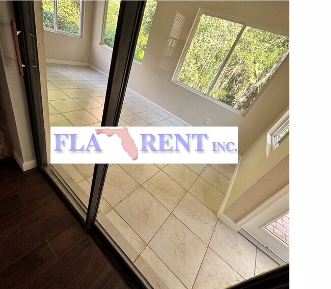 Building Photo - 4/3.5/2 in the Wedgewood Area