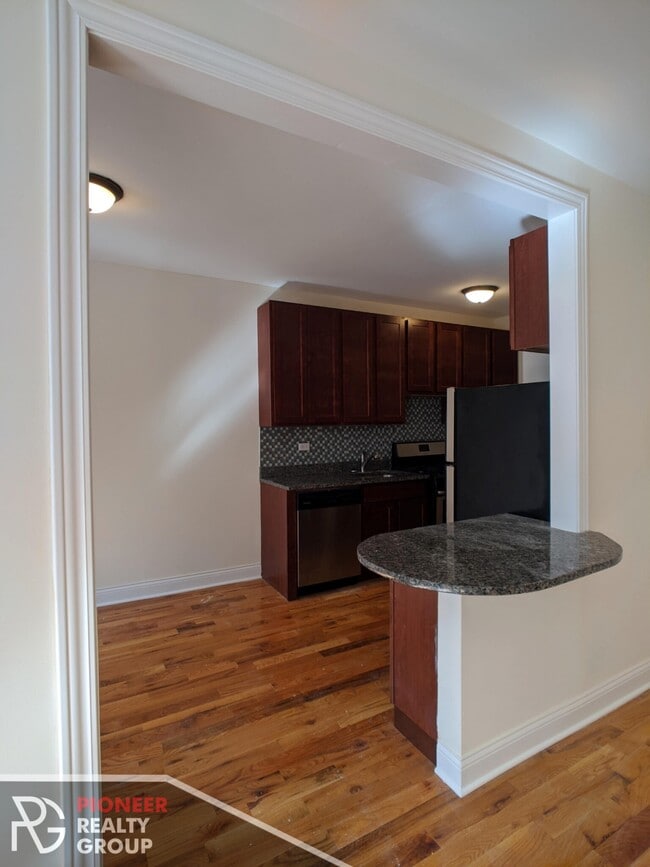 Building Photo - 630 W Cornelia Ave
