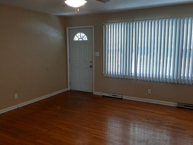 Foto del edificio - 3 Bedroom Home on Quiet Street Southwest, ...
