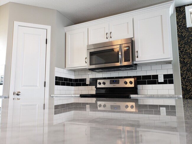 Foto del edificio - Cozy West Side Home + 2 Car Garage + Stain...