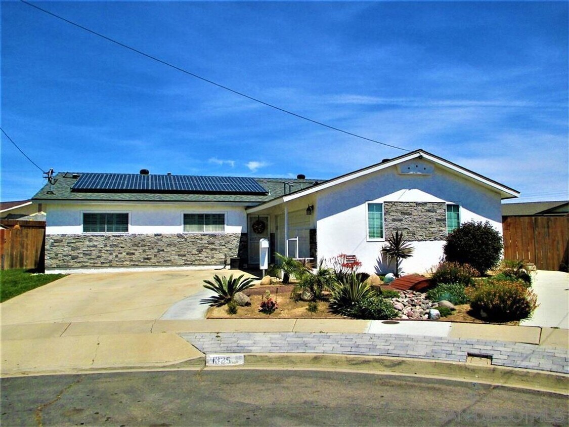 Primary Photo - Entertainers delight, 4 bed 2 bath located...