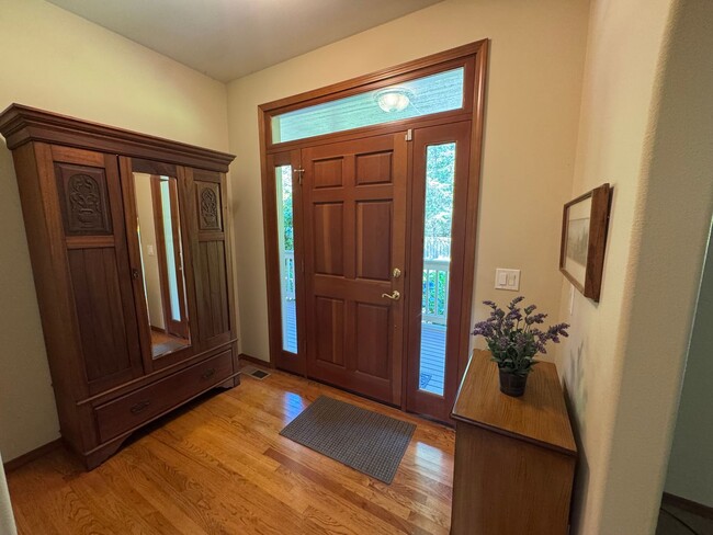 Foto del edificio - 3 Bed, 2 Bath PLUS Bonus Room SHORT TERM R...