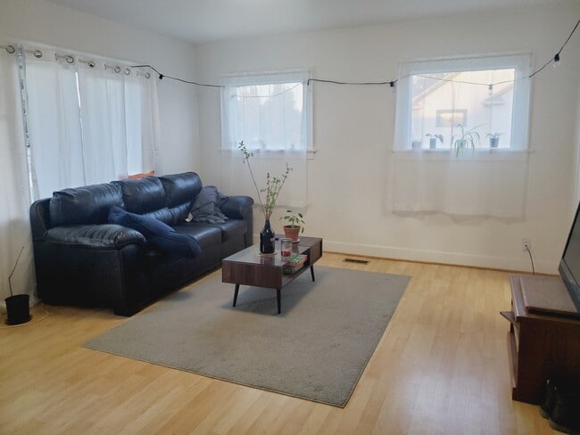 Hardwood floors, spacious common areas with lots of natural light! - 2835 Cottonwood Ave