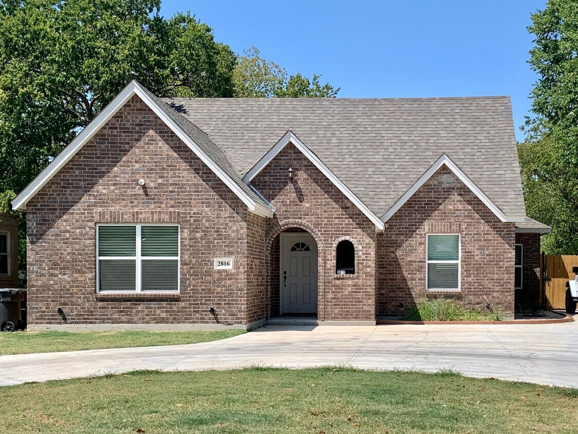 Foto principal - 2816 W Biddison St