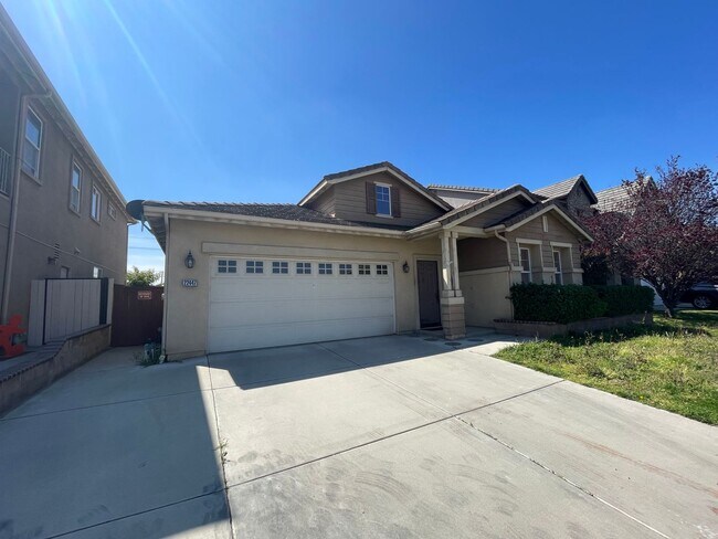 Foto del edificio - 3 Bed, 2 Bath Haven with Large Yard & Gara...