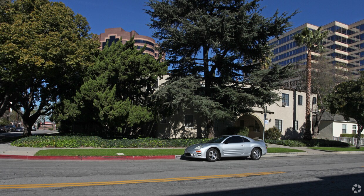 Foto del edificio - 3517 Warner Blvd
