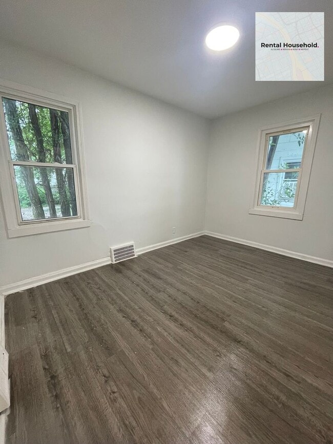 Building Photo - 18601 Pembroke Ave