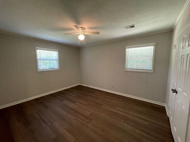 Building Photo - Beautiful 3BR/2BA home with massive fenced...
