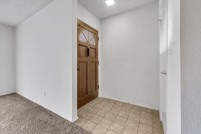 Entry - 17552 Vandenberg Ln
