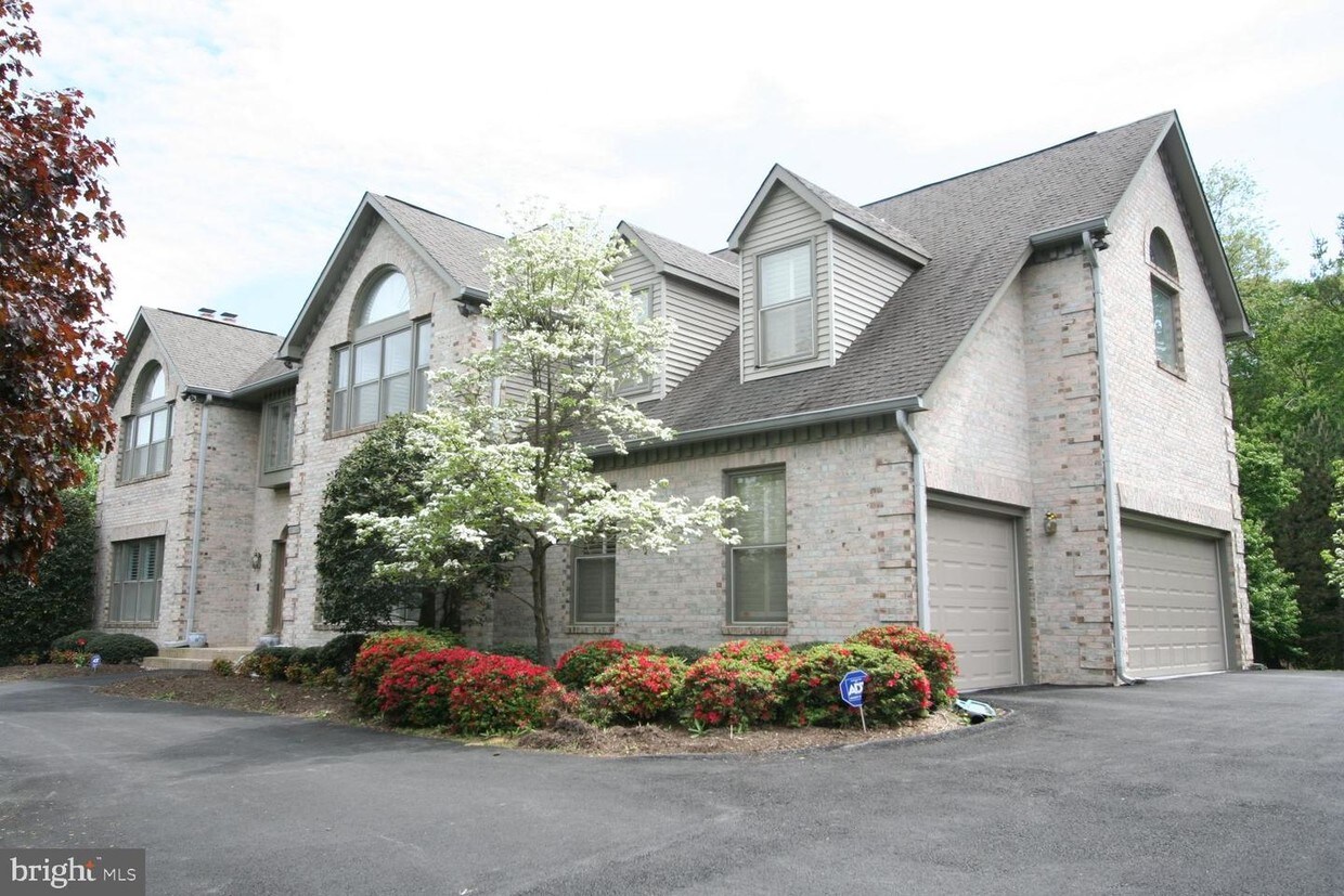 Building Photo - 10013 Park Royal Dr