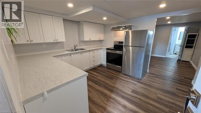 Building Photo - 4 Fernwood Pl