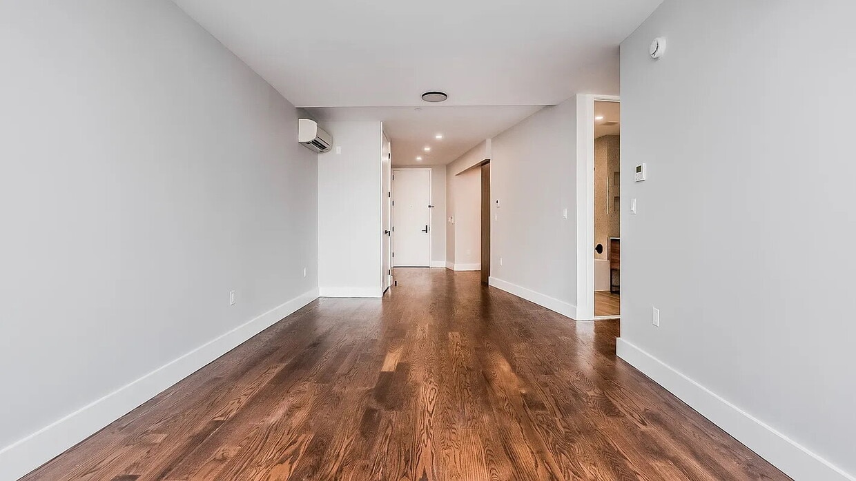 Foto principal - "Charming 1-Bedroom Astoria Gem with Hardw...