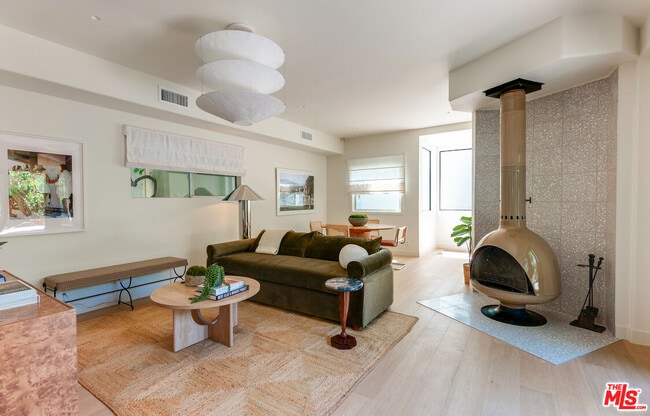 Foto del edificio - 8754 Dorrington Ave