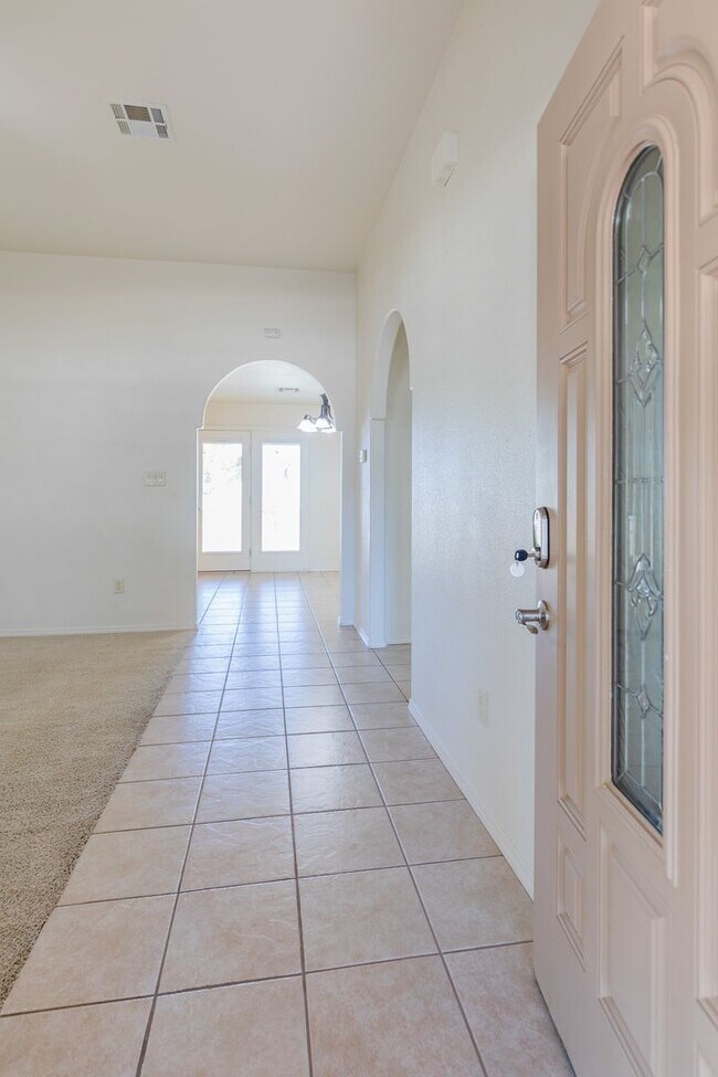 Foto del edificio - Beautiful Home W/Solar Panels