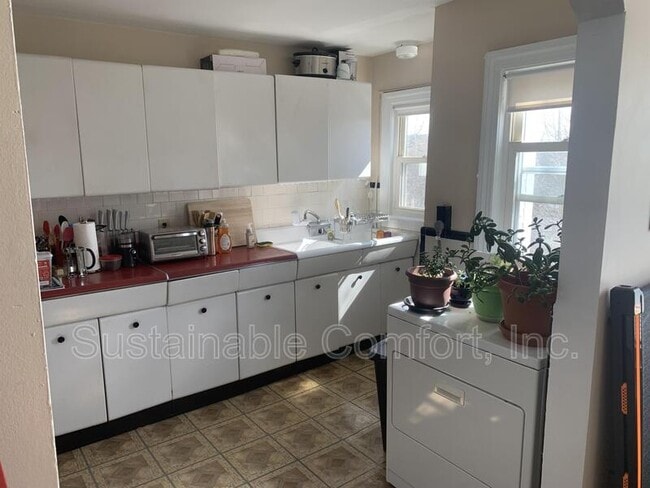 Building Photo - 827 Pleasant St