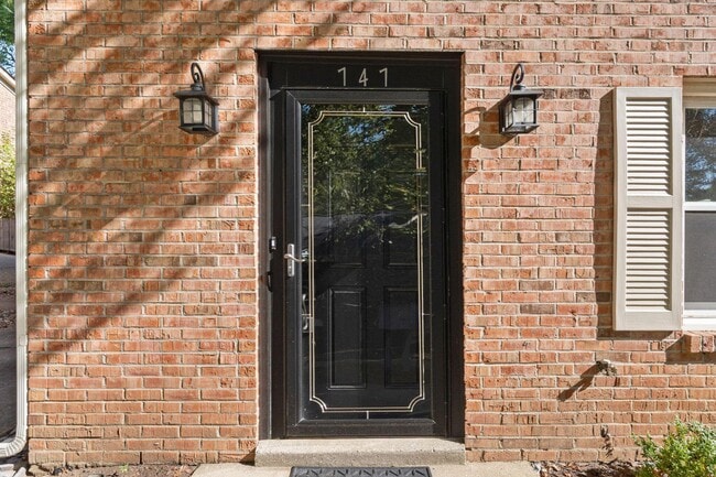 Foto del edificio - 747 Spring Meadows Dr