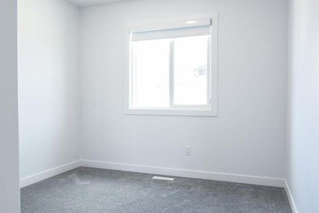 Building Photo - 6548G 175 Avenue Northwest