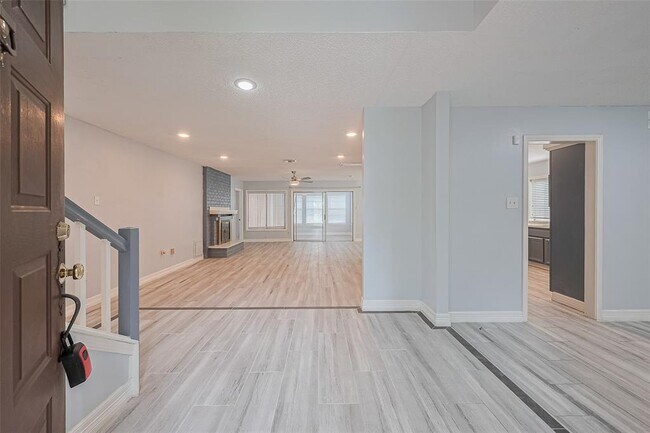 Foto del edificio - 2115 Streamcrest Ln