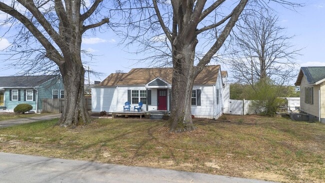 Building Photo - 6627 Hilton Dr