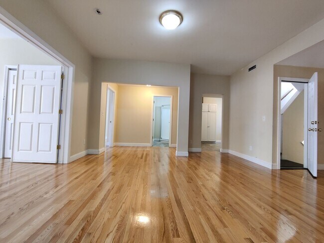 Foto del edificio - Desirable BU Location, Steps from South Campus, Large bedrooms, Eat-in Kitchen, Deck, Laundry